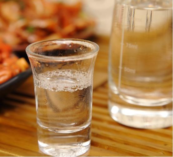 白酒瓶身有3个“记号”，甭管价格多便宜，都是100%纯酿，放心喝-白酒瓶高度多少尺寸