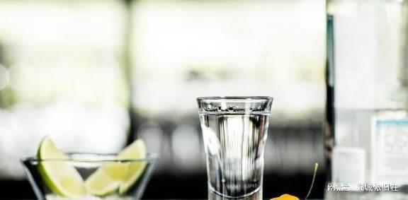 买白酒，只要酒瓶印有“这个标号”，不管价格多便宜，都是纯粮酒-白酒瓶上必须有的标识