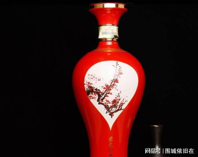 买白酒，只要酒瓶印有“这个标号”，不管价格多便宜，都是纯粮酒-白酒瓶上必须有的标识