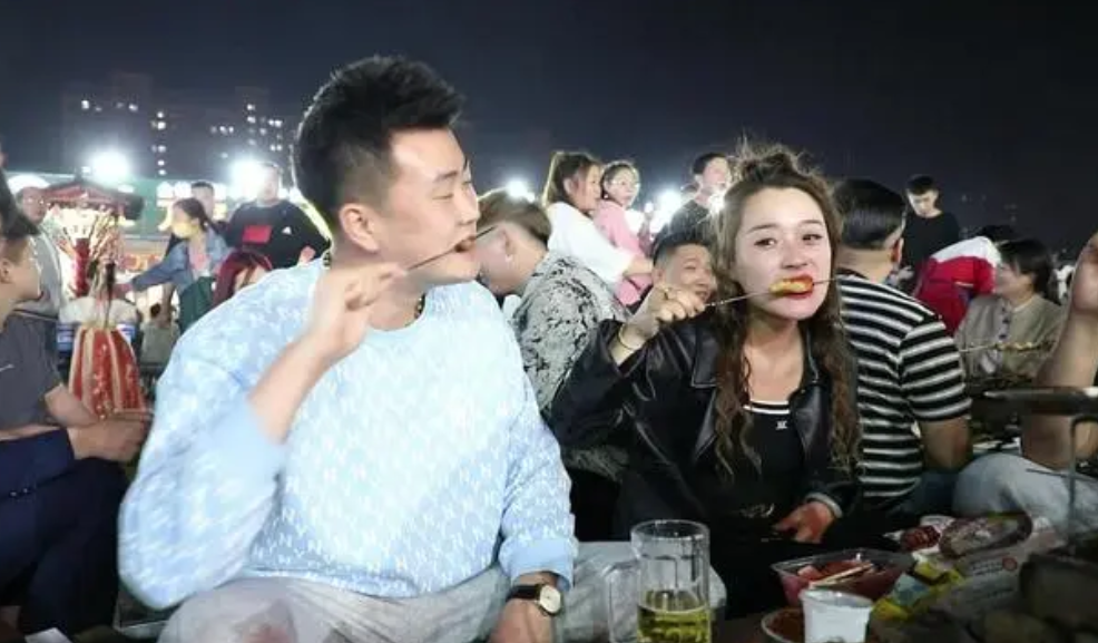 热搜！淄博烧烤摊前，潍坊文旅局长疯狂揽客！送风筝、送黄瓜西红柿，网友：局长抢人了……（潍坊市文化旅游局局长简历）