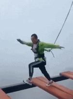 天津一游客玩「步步惊心」突发昏迷坠落后死亡，当地景区正整改，景区需担什么责任？高空项目有哪些安全隐患？（景区步步惊心设计）