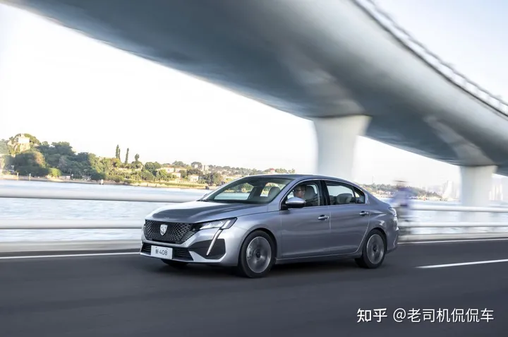 法系车终于低头！1.6T顶配12.17万，标致拿自己当“国产车”卖？（法系车1.8t发动机通病有哪些）