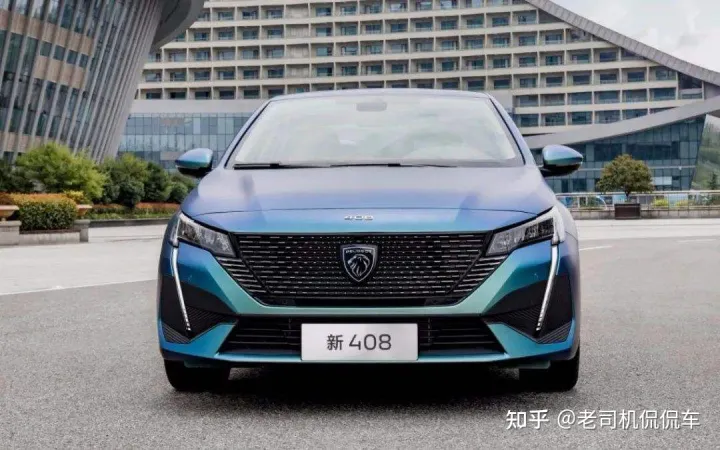 法系车终于低头！1.6T顶配12.17万，标致拿自己当“国产车”卖？（法系车1.8t发动机通病有哪些）