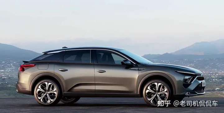 法系车终于低头！1.6T顶配12.17万，标致拿自己当“国产车”卖？（法系车1.8t发动机通病有哪些）