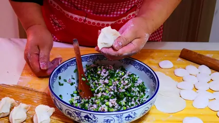 韭菜和它一起包饺子，味道美极了，比三鲜馅更鲜，味精都不用放了（韭菜配什么馅包饺子好吃）