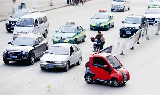 如何看待这些“无证驾驶”的四轮电动车？（无证驾驶电动四轮怎么处理）
