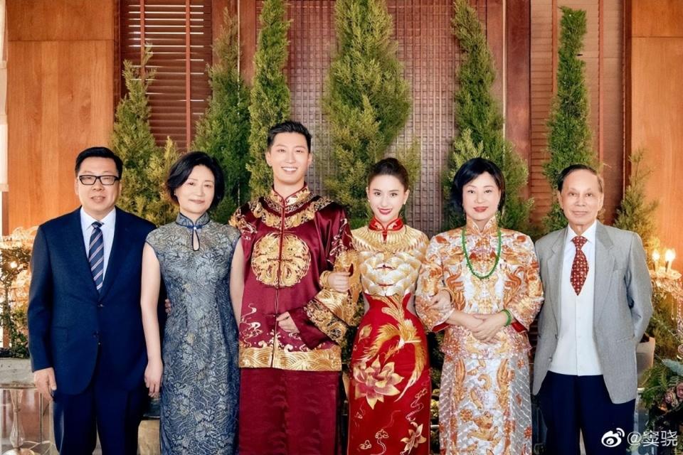 前任变一家人？窦骁何超莲大婚，闹过绯闻的奚梦瑶被送上热搜，4年前曾发文辟谣：我们是彻头彻尾的同事关系-窦骁和何超莲的婚礼视频
