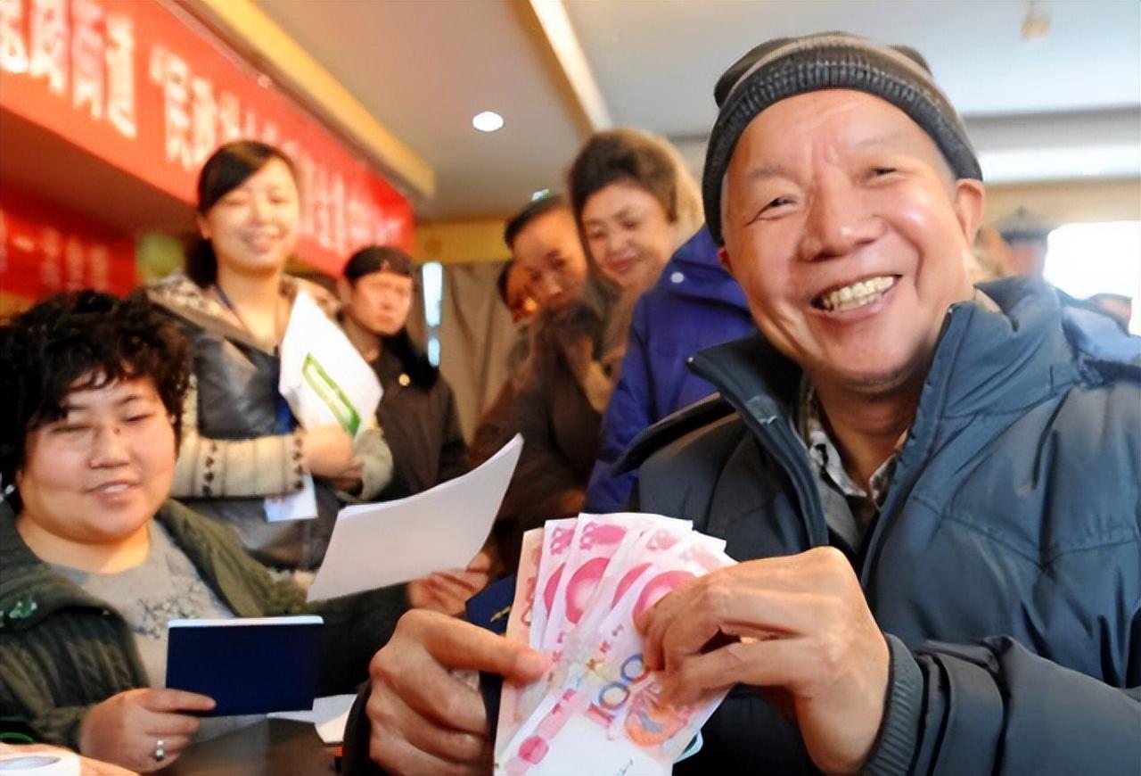 2023年养老金调整比例3.8%，释放出三大隐藏信息，影响你的钱袋子-2023年养老金还会上涨吗