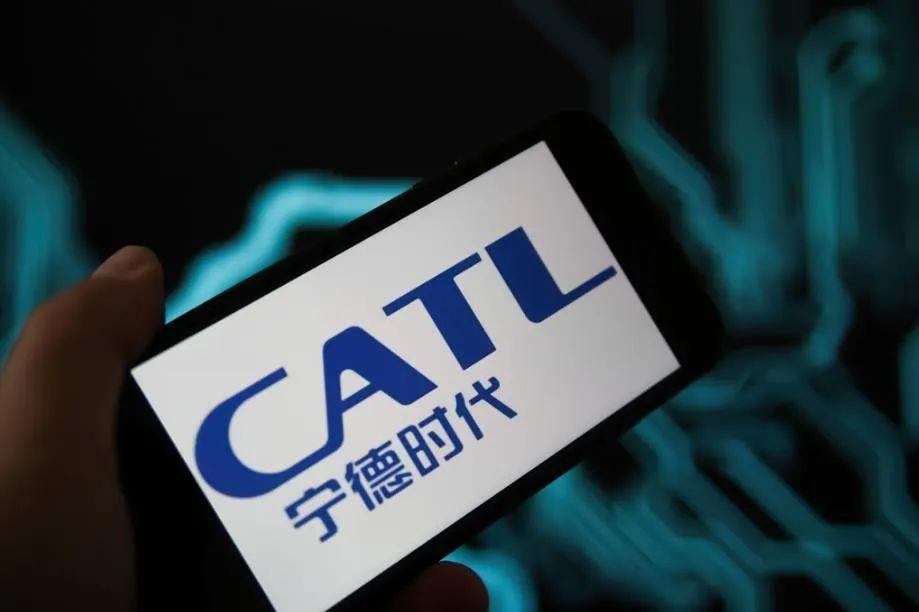 电池价格开降了，新能源车为何还不降价？厂商是在等车锈在厂里吗（新能源为什么一直跌这两天）