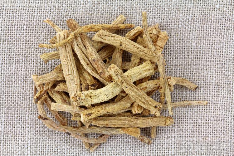 真正会养生的人都离不开黄芪！4大好处，谁用谁知道（黄芪的好处是什么和什么）