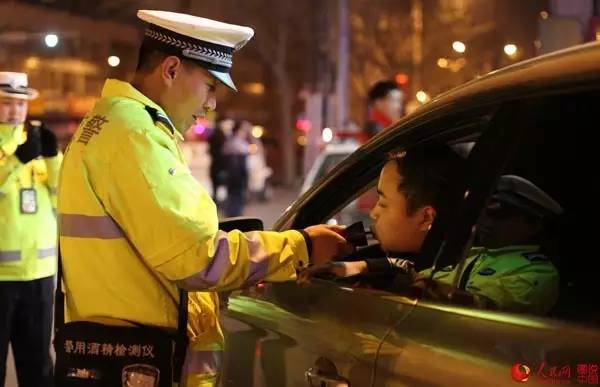 你知道交警如何查酒驾？怎么区分酒驾、醉驾？如何处罚？（交警现场查酒驾的执法规范操作）