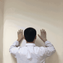 这两个动作做不了，你可能得了肩周炎，千万别大意！（肩周炎自我锻炼的视频教程）