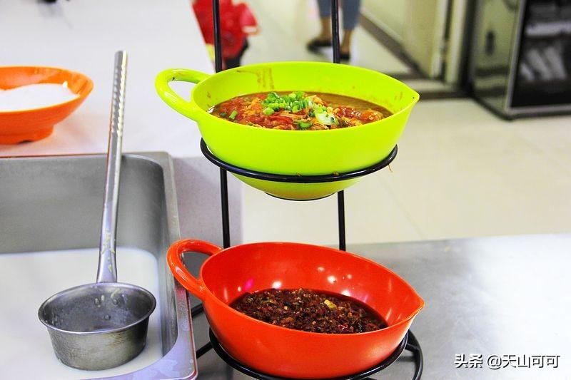 医院食堂饭菜实惠品种多，荤素搭配任意吃，来蹭饭人比工作人员多（医院食堂有什么菜）