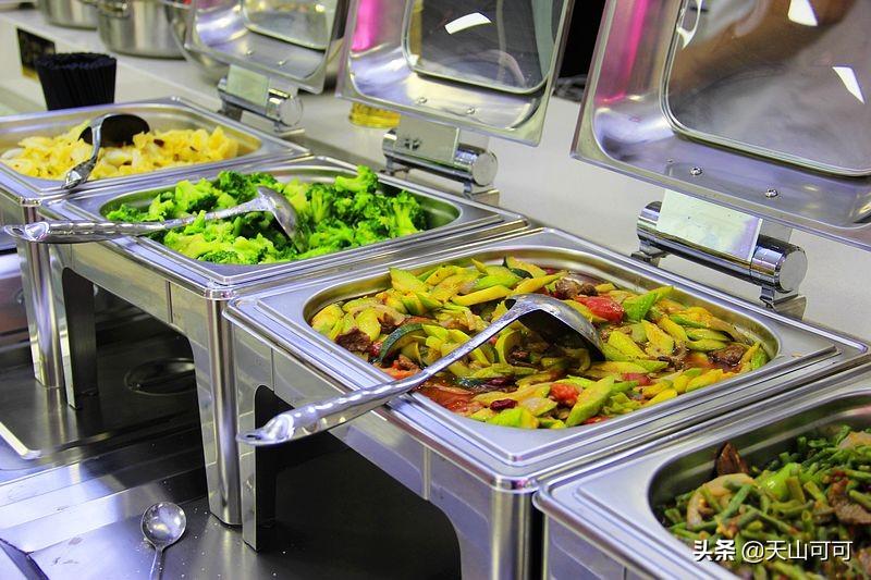医院食堂饭菜实惠品种多，荤素搭配任意吃，来蹭饭人比工作人员多（医院食堂有什么菜）
