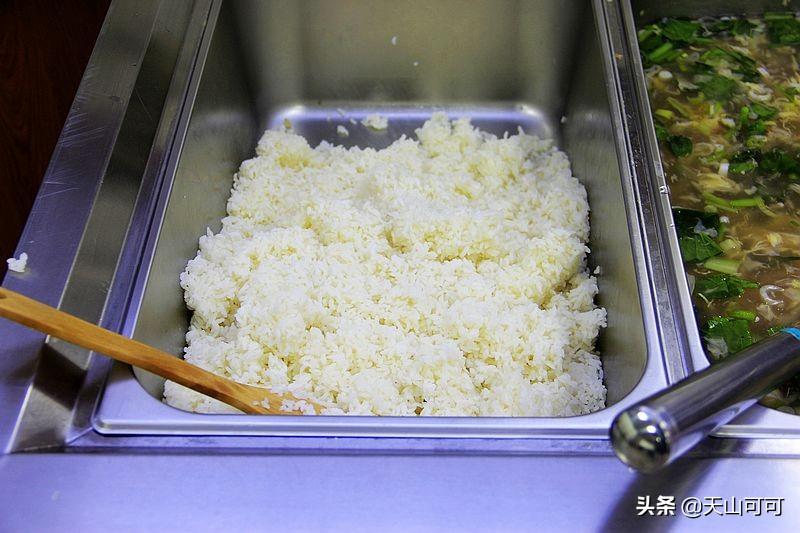 医院食堂饭菜实惠品种多，荤素搭配任意吃，来蹭饭人比工作人员多（医院食堂有什么菜）