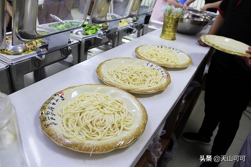 医院食堂饭菜实惠品种多，荤素搭配任意吃，来蹭饭人比工作人员多（医院食堂有什么菜）