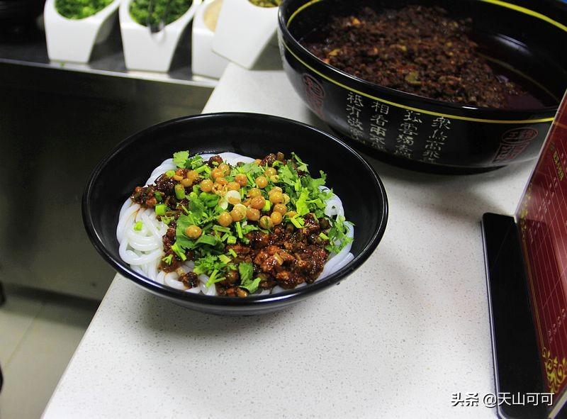 医院食堂饭菜实惠品种多，荤素搭配任意吃，来蹭饭人比工作人员多（医院食堂有什么菜）