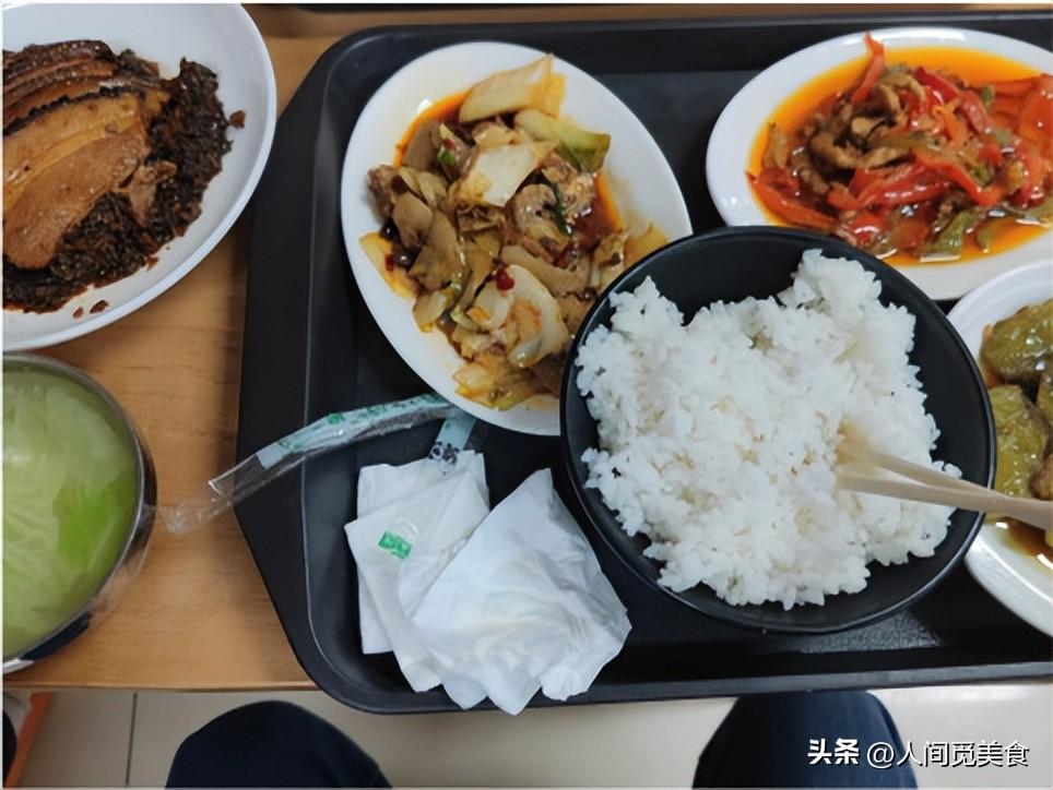 四川护士晒医院食堂饭走红，素菜4元荤菜8元：一个月胖4斤也乐意（医院食堂吃饭要钱吗）