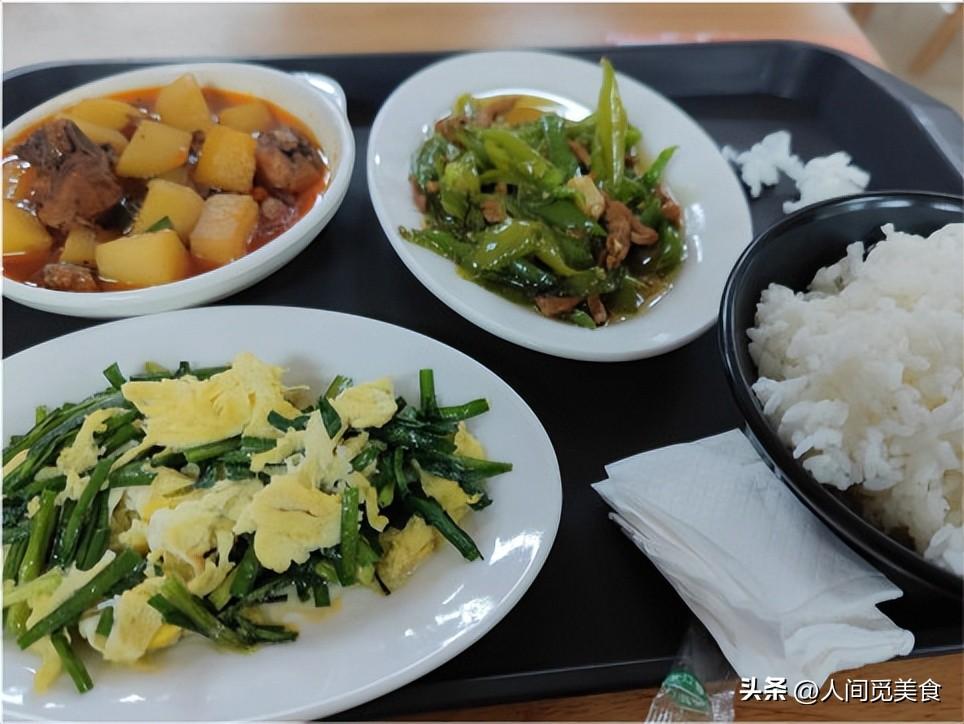 四川护士晒医院食堂饭走红，素菜4元荤菜8元：一个月胖4斤也乐意（医院食堂吃饭要钱吗）