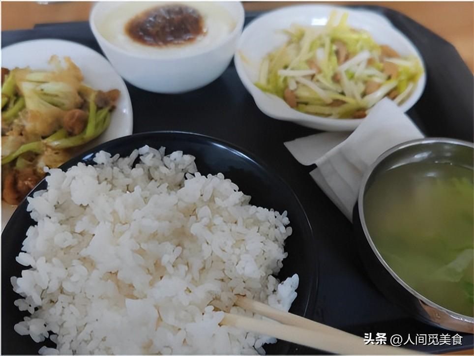 四川护士晒医院食堂饭走红，素菜4元荤菜8元：一个月胖4斤也乐意（医院食堂吃饭要钱吗）