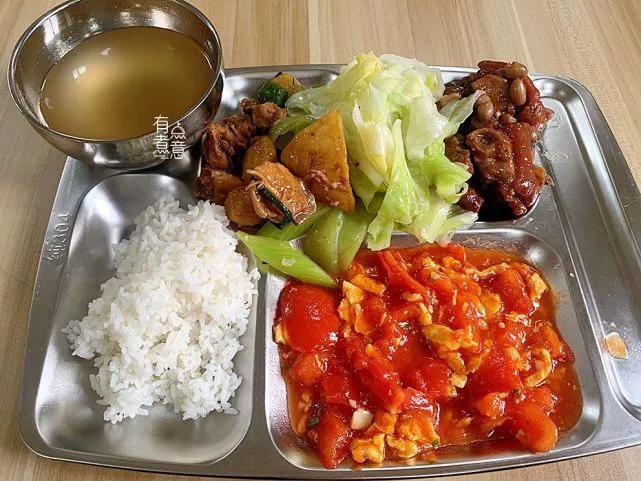广东护士晒食堂餐，份量足，种类多，网友称一周胖8斤也要做同事（在医院食堂上班好吗）