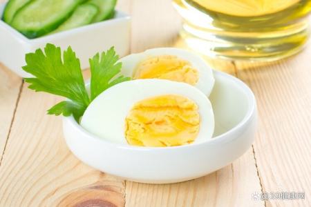 鸡蛋一天吃几个合适？能不能多吃？告诉你答案（鸡蛋一天吃几个最好）