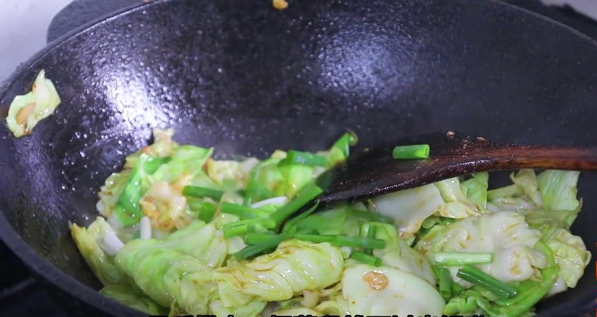 原来炒包菜也有窍门，加一种调料，简单一炒，比大鱼大肉都好吃-炒包菜的秘诀