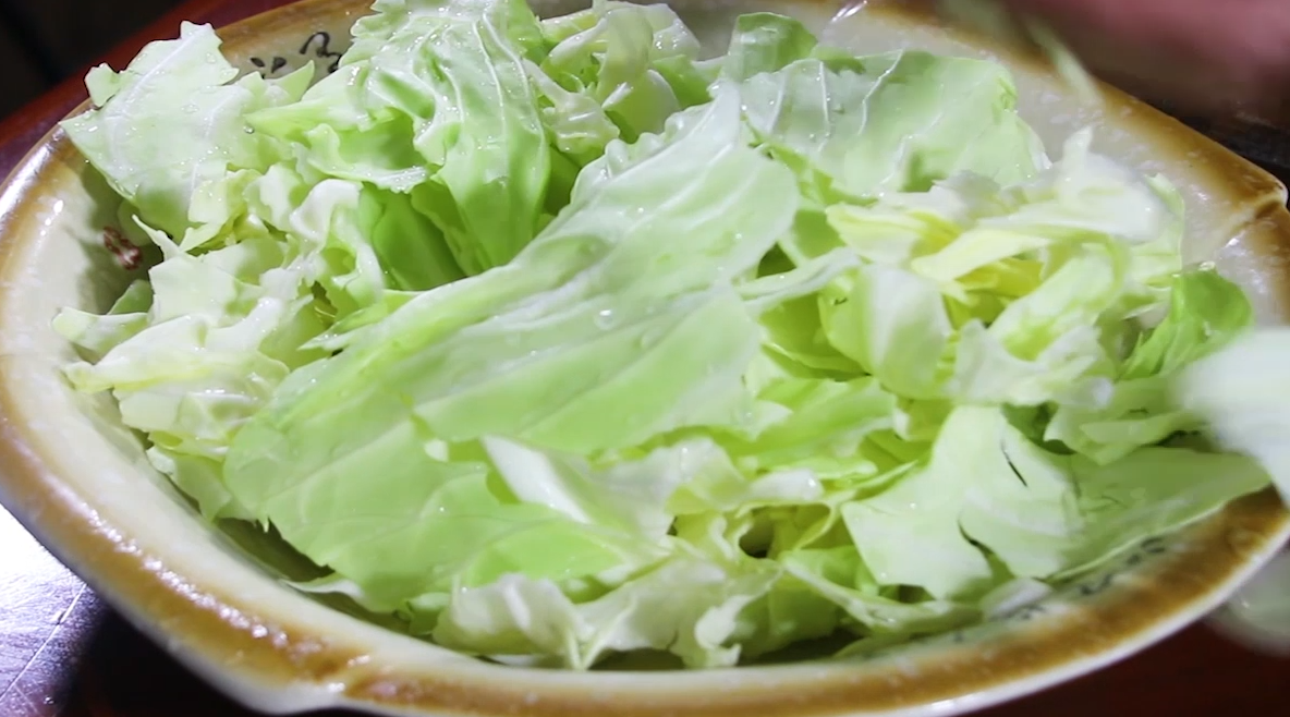 原来炒包菜也有窍门，加一种调料，简单一炒，比吃大鱼大肉还过瘾-炒包菜的秘诀有哪些视频