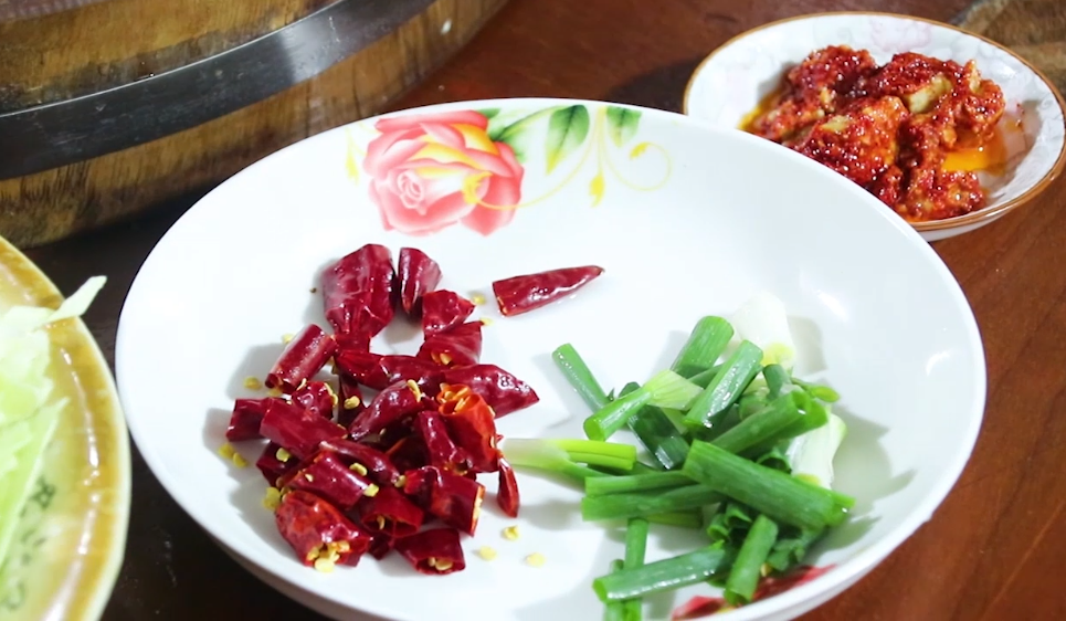 原来炒包菜也有窍门，加一种调料，简单一炒，比吃大鱼大肉还过瘾-炒包菜的秘诀有哪些视频