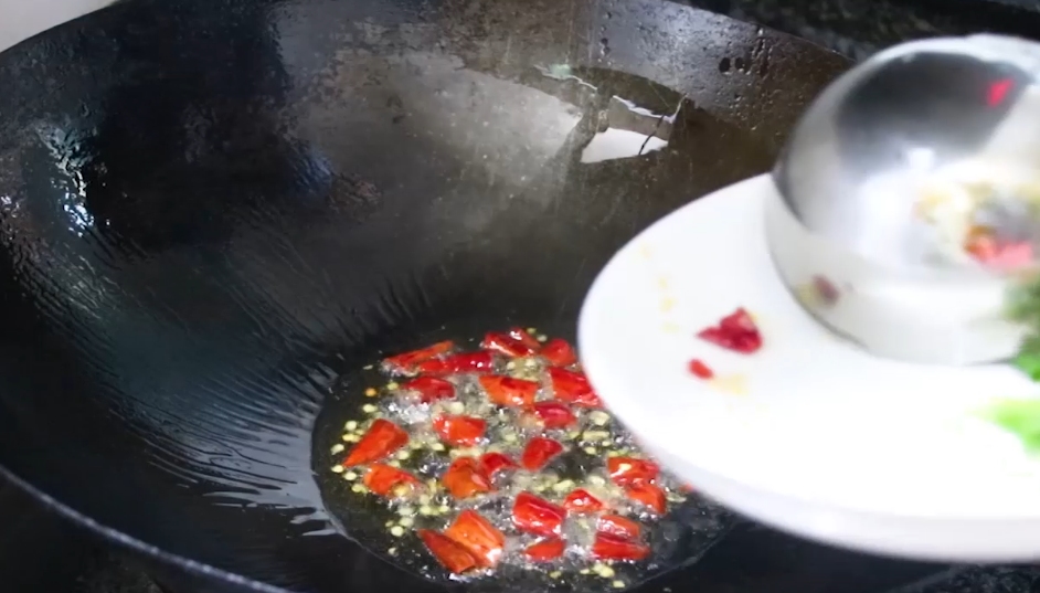 原来炒包菜也有窍门，加一种调料，简单一炒，比吃大鱼大肉还过瘾-炒包菜的秘诀有哪些视频