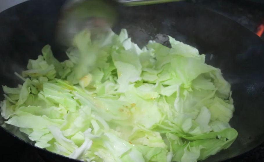 原来炒包菜也有窍门，加一种调料，简单一炒，比吃大鱼大肉还过瘾-炒包菜的秘诀有哪些视频