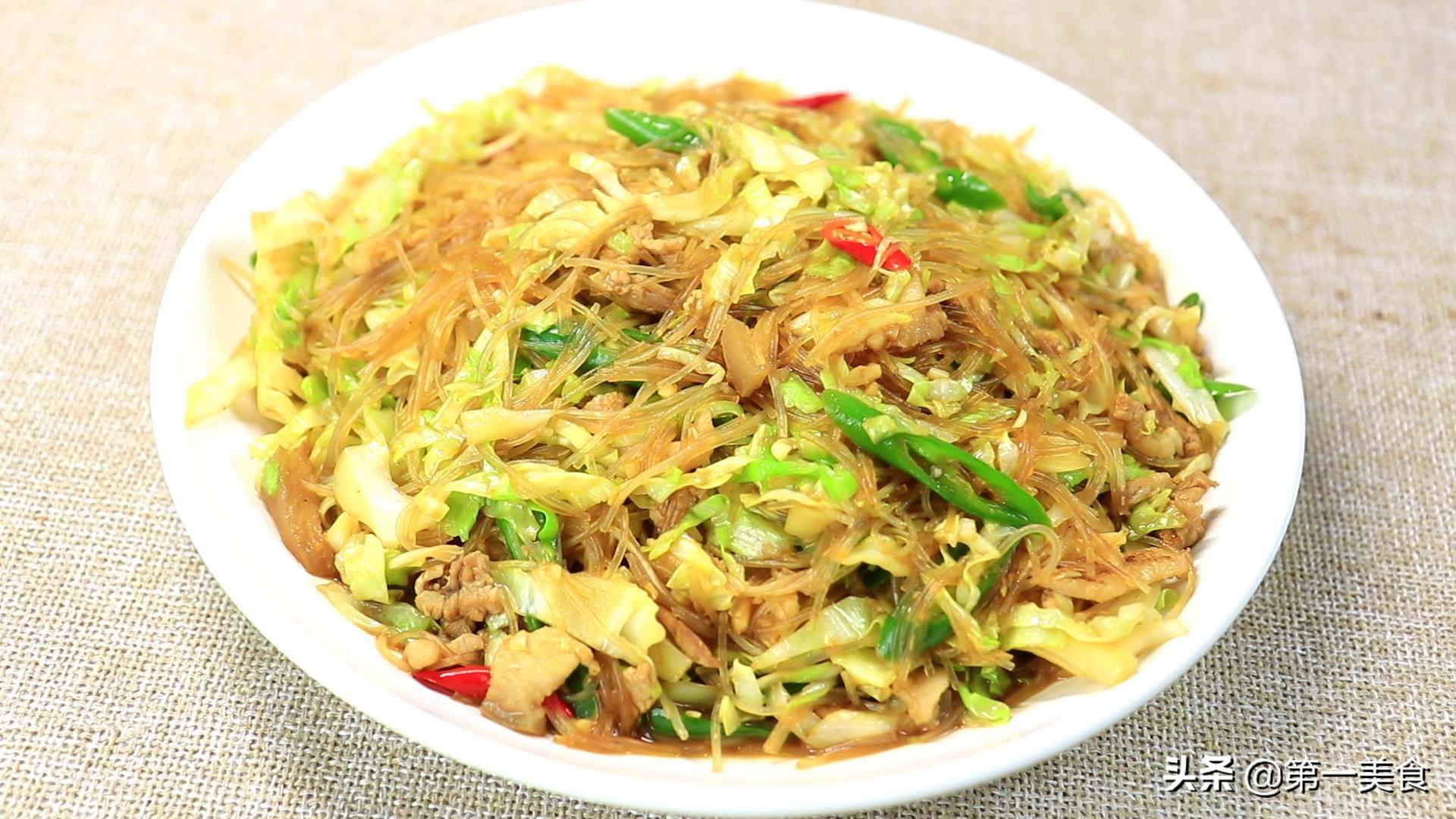家常粉丝炒包菜，看大厨如何炒制，即不粘锅也不坨块，简单又美味-粉丝炒包菜家常做法视频教程