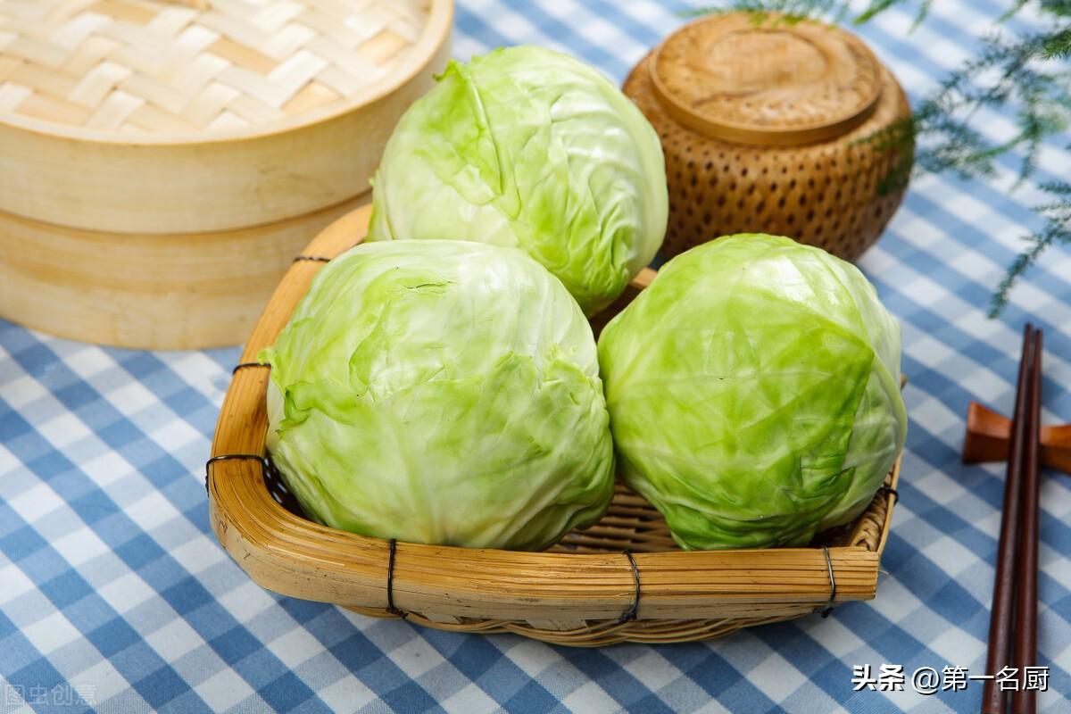 秋季,遇到卷心菜敞开吃,天然叶酸高！简单一炒比肉香，咋吃都不腻-卷心菜有叶酸吗