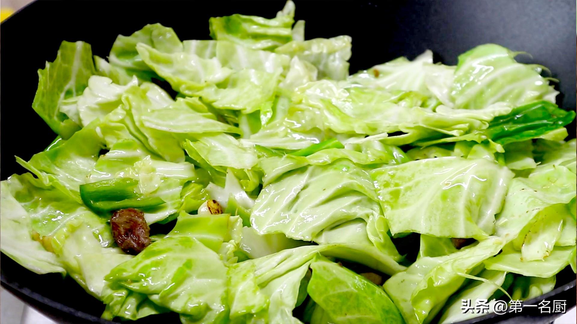 秋季,遇到卷心菜敞开吃,天然叶酸高！简单一炒比肉香，咋吃都不腻-卷心菜有叶酸吗