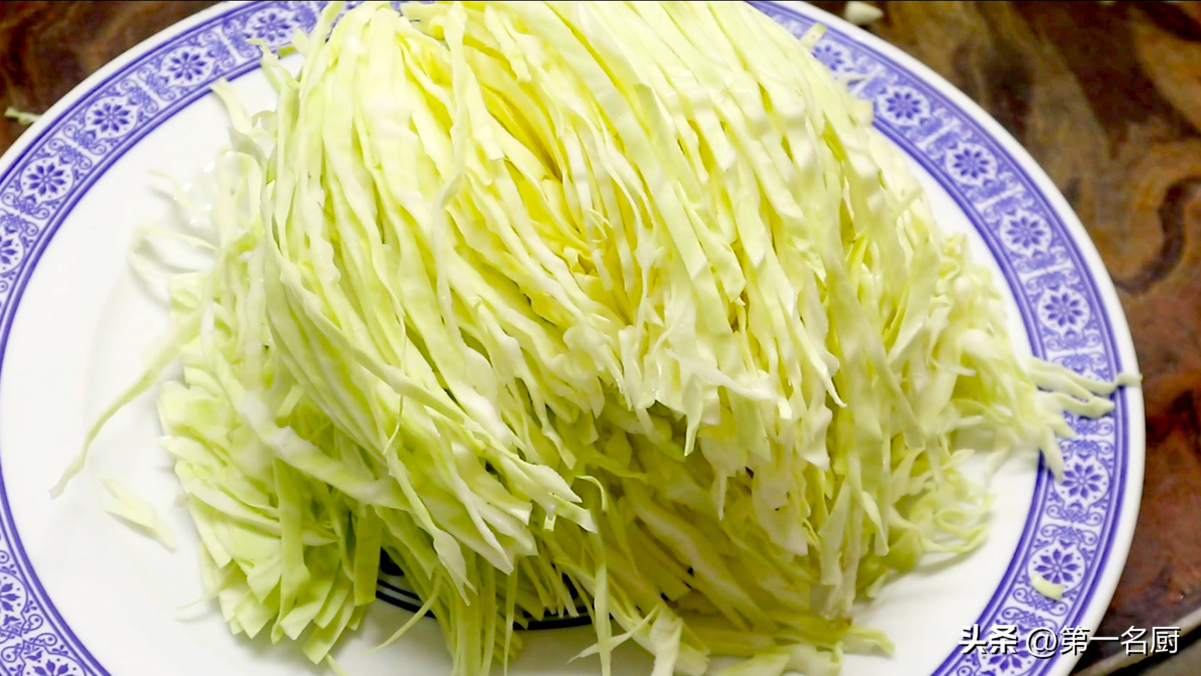 秋季,遇到卷心菜敞开吃,天然叶酸高！简单一炒比肉香，咋吃都不腻-卷心菜有叶酸吗