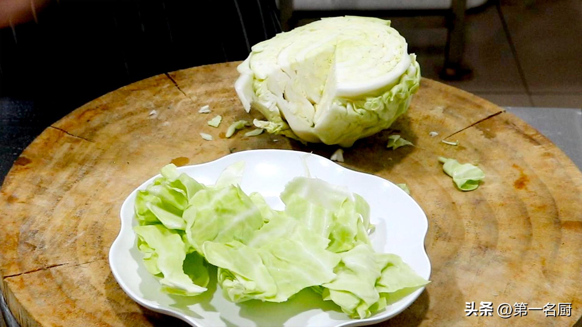 秋季,遇到卷心菜敞开吃,天然叶酸高！简单一炒比肉香，咋吃都不腻-卷心菜有叶酸吗