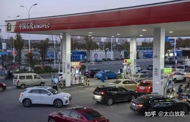 油价大暴跌！今天4月18日调整后，全国加油站92、95汽油最新售价-油价调整最新消息今日92号汽油价格多少钱一升?