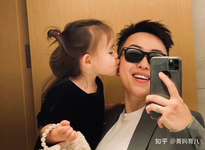当年花50万买精生混血女儿的叶海洋，现在生完二胎，已坐完月子了（叶海洋生二胎了吗知乎）