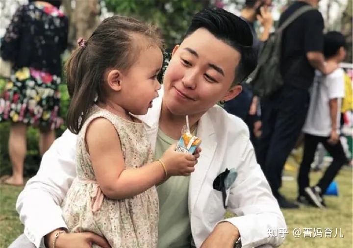 当年花50万买精生混血女儿的叶海洋，现在生完二胎，已坐完月子了（叶海洋生二胎了吗知乎）