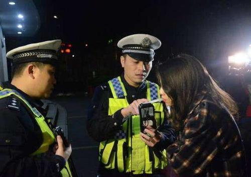 女司机年检过期被扣车，反问交警：新车6年免检，你懂不懂-6年免检车辆年审时间超过了怎么办