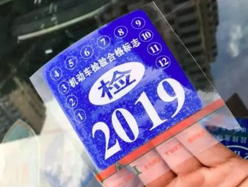 女司机年检过期被扣车，反问交警：新车6年免检，你懂不懂-6年免检车辆年审时间超过了怎么办