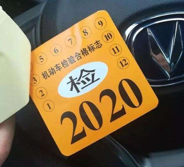 女司机年检过期被扣车，反问交警：新车6年免检，你懂不懂-6年免检车辆年审时间超过了怎么办