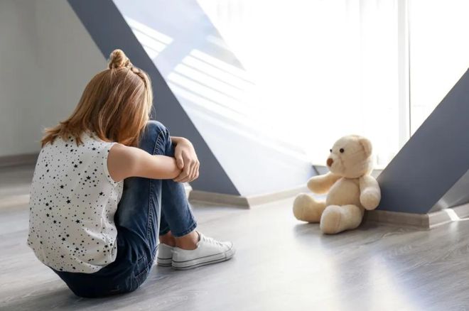 妈妈停掉孩子抗抑郁药换成维生素，调查显示青少年抑郁率已近20%-抗抑郁药对孩子有影响吗