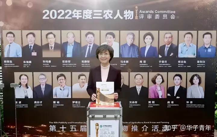 淡出《新闻联播》7个月的海霞，近照白发明显，主播岗或将再上新-央视新闻联播海霞简介