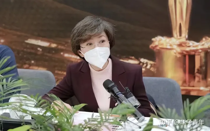 淡出《新闻联播》7个月的海霞，近照白发明显，主播岗或将再上新-央视新闻联播海霞简介