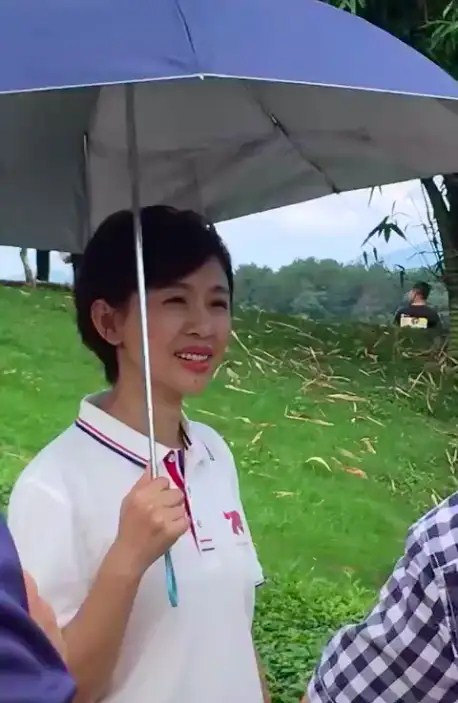 央视主持人欧阳夏丹近照，穿着简单难掩优雅好气质-央视主持人欧阳夏丹干嘛去了