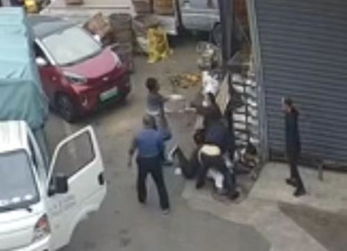 宜宾父子俩被群殴还手遭拘，警方认定互殴：存在积极还击情况-宜宾打群架