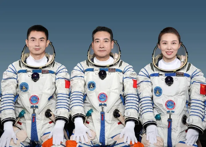 成都航天员叶光富首次出舱！全世界有个人关注点不一样……（航天员叶光富是什么军衔级别）