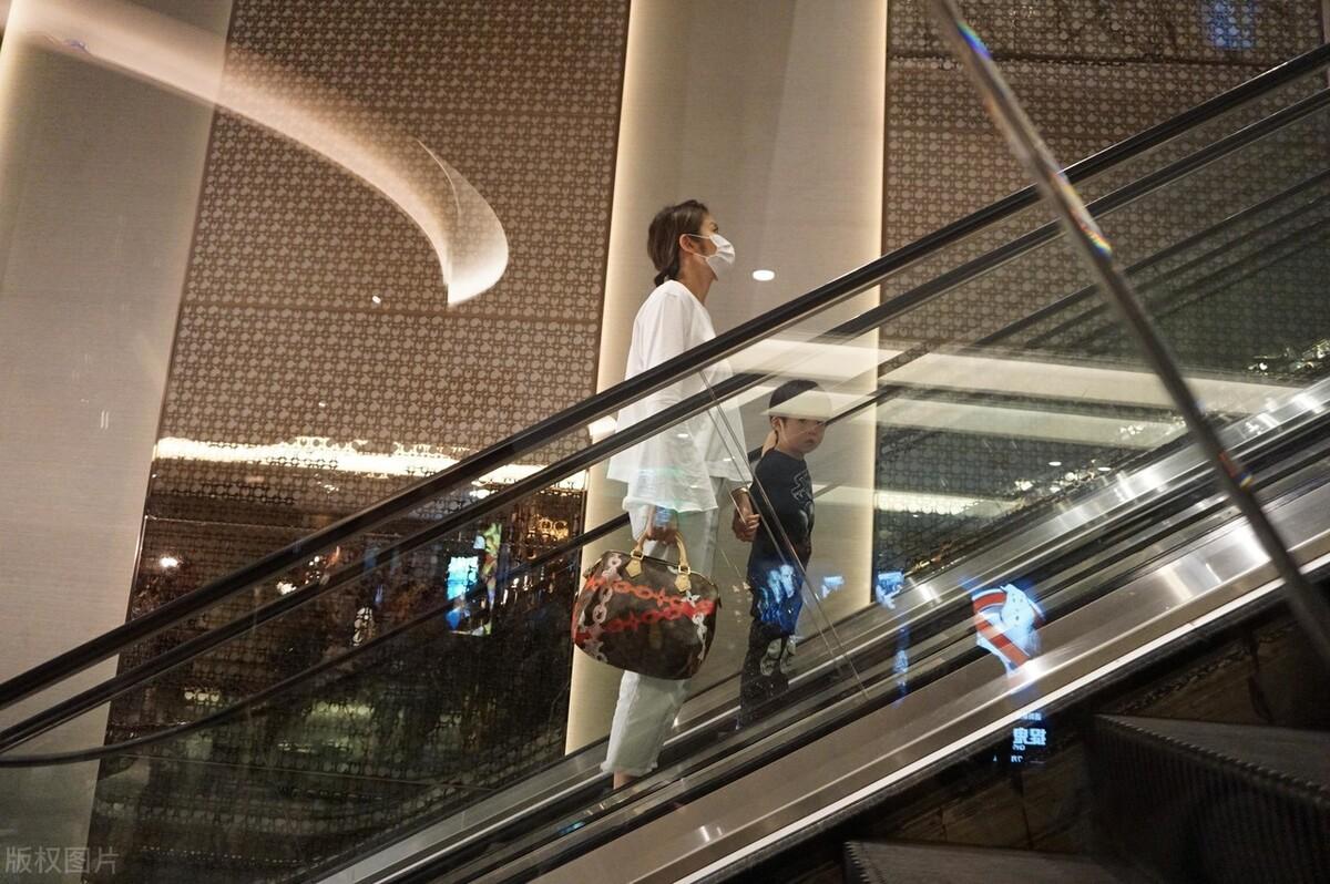 陈慧琳义卖8千件二手衣物，本为公益，不料引来疯狂抢购！-陈慧琳接受采访