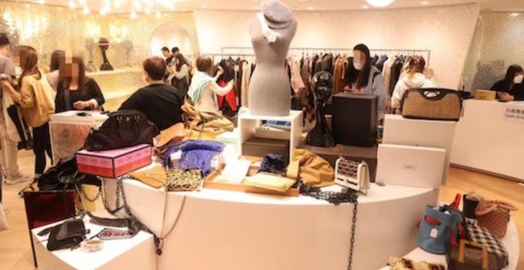 壮观！知名港星捐近8千件物品义卖，最便宜几十块致店外排起长龙-香港捐款演员名单